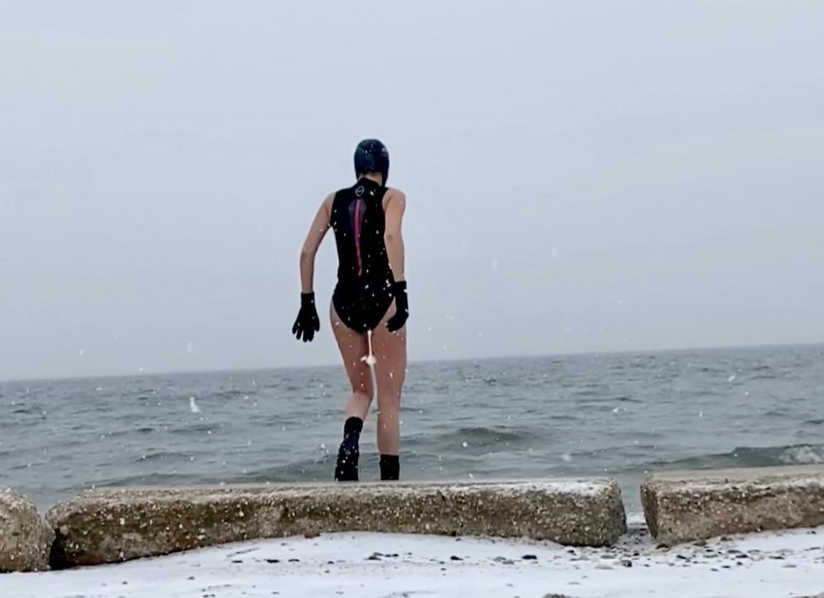 5 Winter Swimming Essentials From Frigid-Water Swimmer Patricia  Garcia-Gomez: Set yourself up to love it - AGEIST