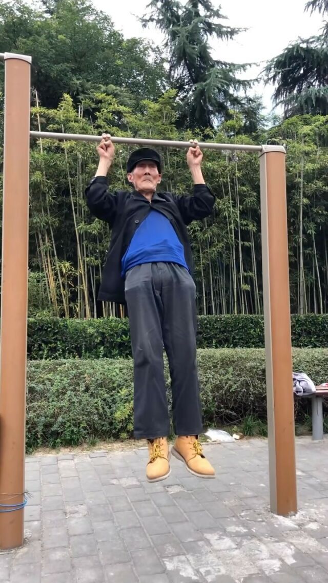 Our motivation today is this 98 year old man and his incredible strength! Workout today to be able to have strength and mobility like this in the future. 🙏

Video from: @dxf029

#strength #strengthover50 #strengthtraining #over50 #over60 #over70 #weareageist